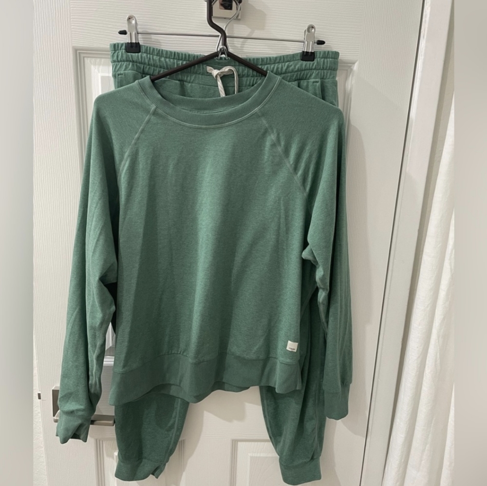 Vuori Performance dream knit set. EUC